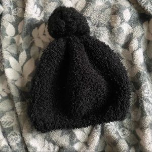 Basic Fluffly Black Pom Pom Beanie